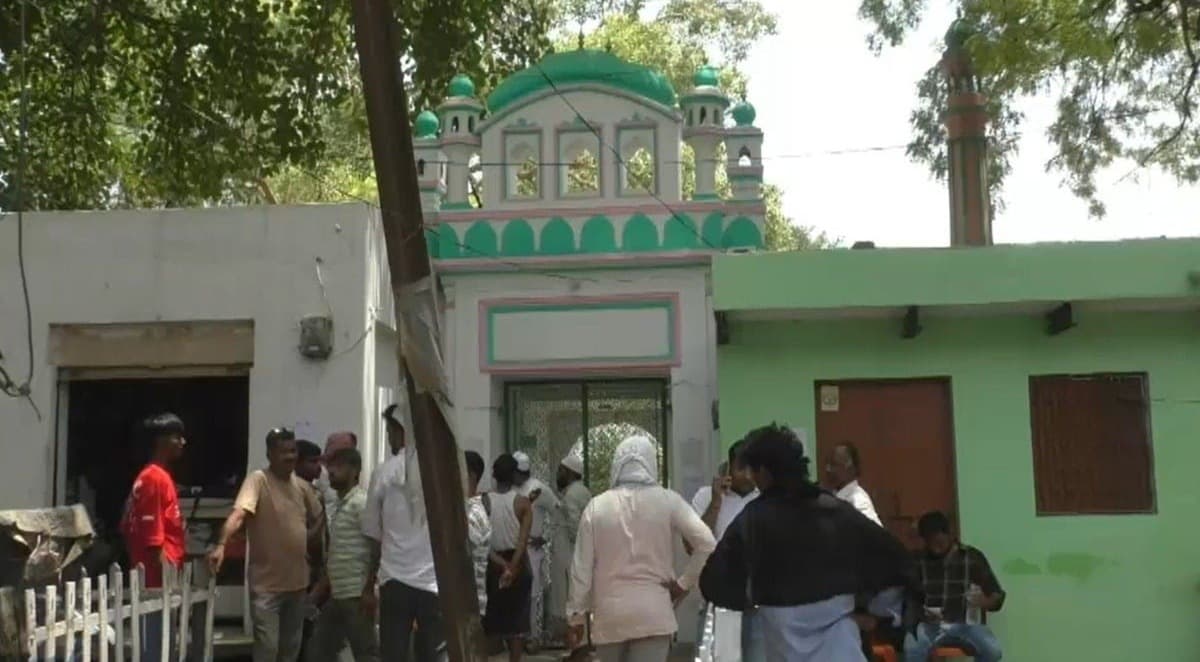 काशी रेलवे स्टेशन परियोजना: नोटिस के बाद अतिक्रमण हटाने की कार्रवाई, मस्जिद-मजार हटाए गए