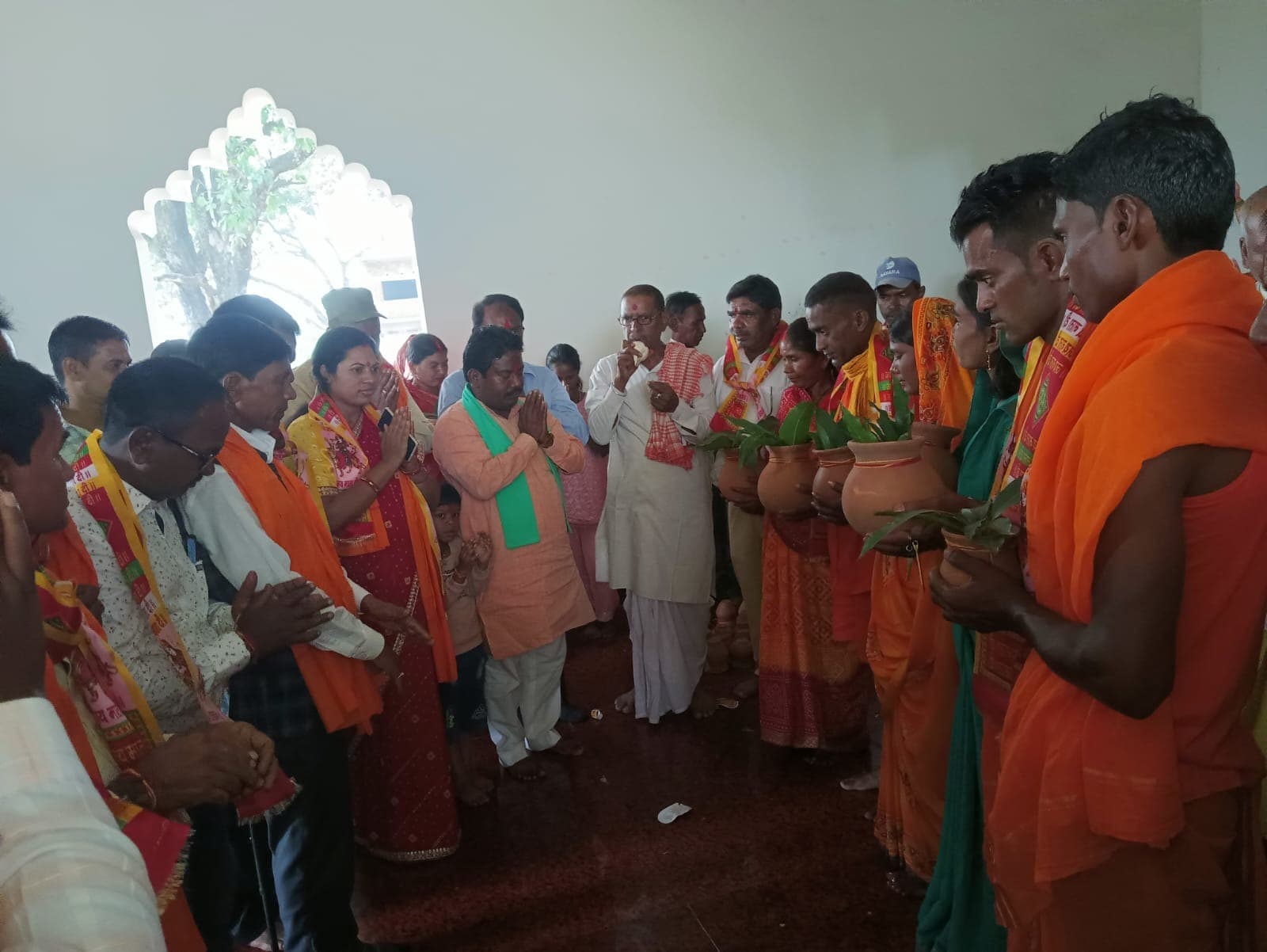 धनबेड़वा में षष्ठी पर निकली भव्य कलश यात्रा, गूंजे मां दुर्गा के जयकारे