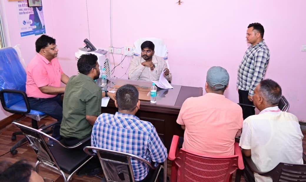 उपायुक्त ने प्रतापपुर प्रखंड सह अंचल कार्यालय का किया निरीक्षण, जनता दरबार में सुनी आमजनों की समस्याएं