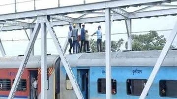 पुल पर दौड़ रही थी स्टील एक्सप्रेस, तभी टूटा हाई वोल्टेज तार, बाल-बाल बचे सैकड़ों यात्री