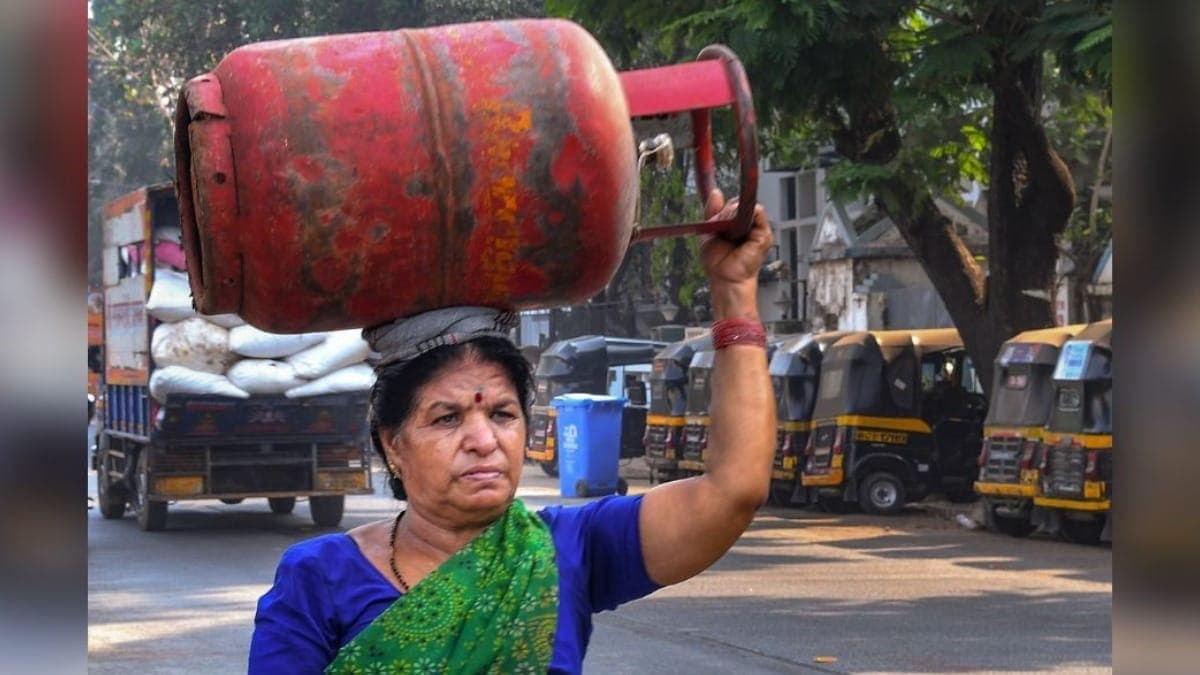 LPG सिलेंडर उठाने में असमर्थ बताकर महिला को नहीं मिली नौकरी, IOC देगा 12 लाख