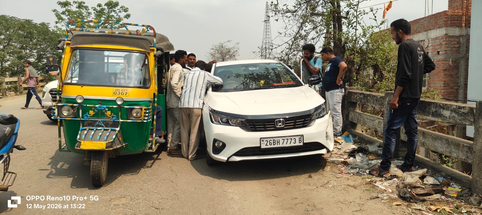नशे में धुत कार चालक ने ऑटो में मारी टक्कर, बाल बाल बचे यात्री 