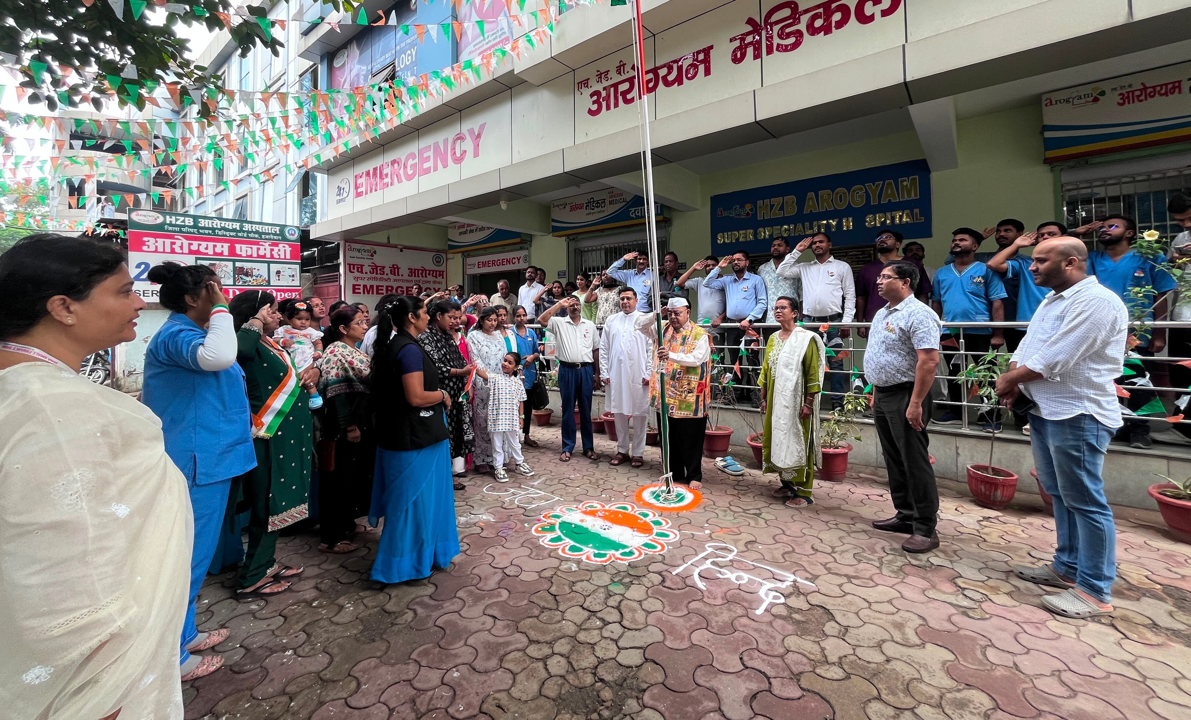 आरोग्यम परिवार में दिखा देशभक्ति का जज्बा, तीनों संस्थानों में शान से लहराया तिरंगा