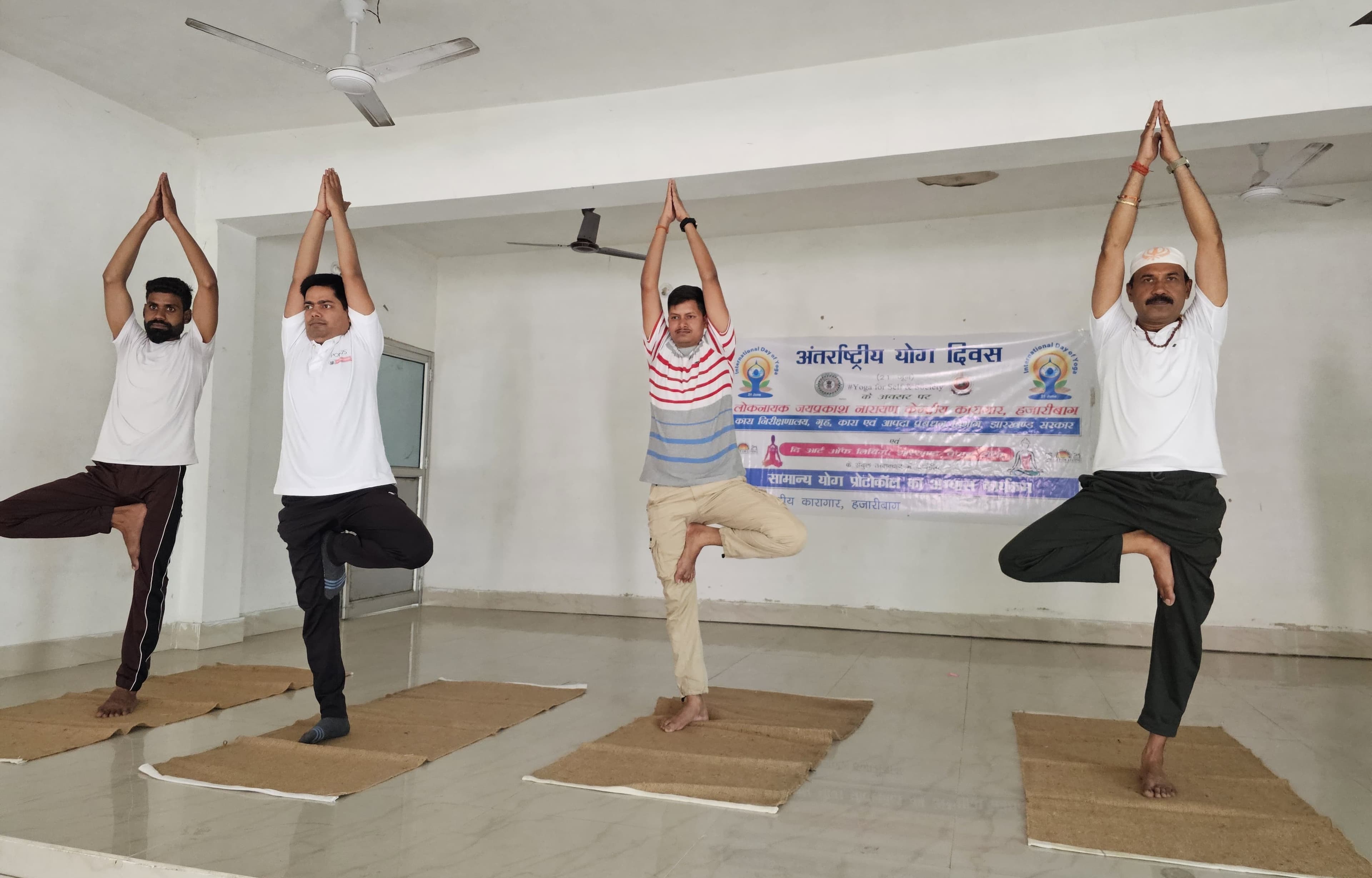 अंतर्राष्ट्रीय योग दिवस पर सेन्ट्रल जेल सहित कई संस्थानों में दि आर्ट ऑफ लिविंग ने कराया योगाभ्यास