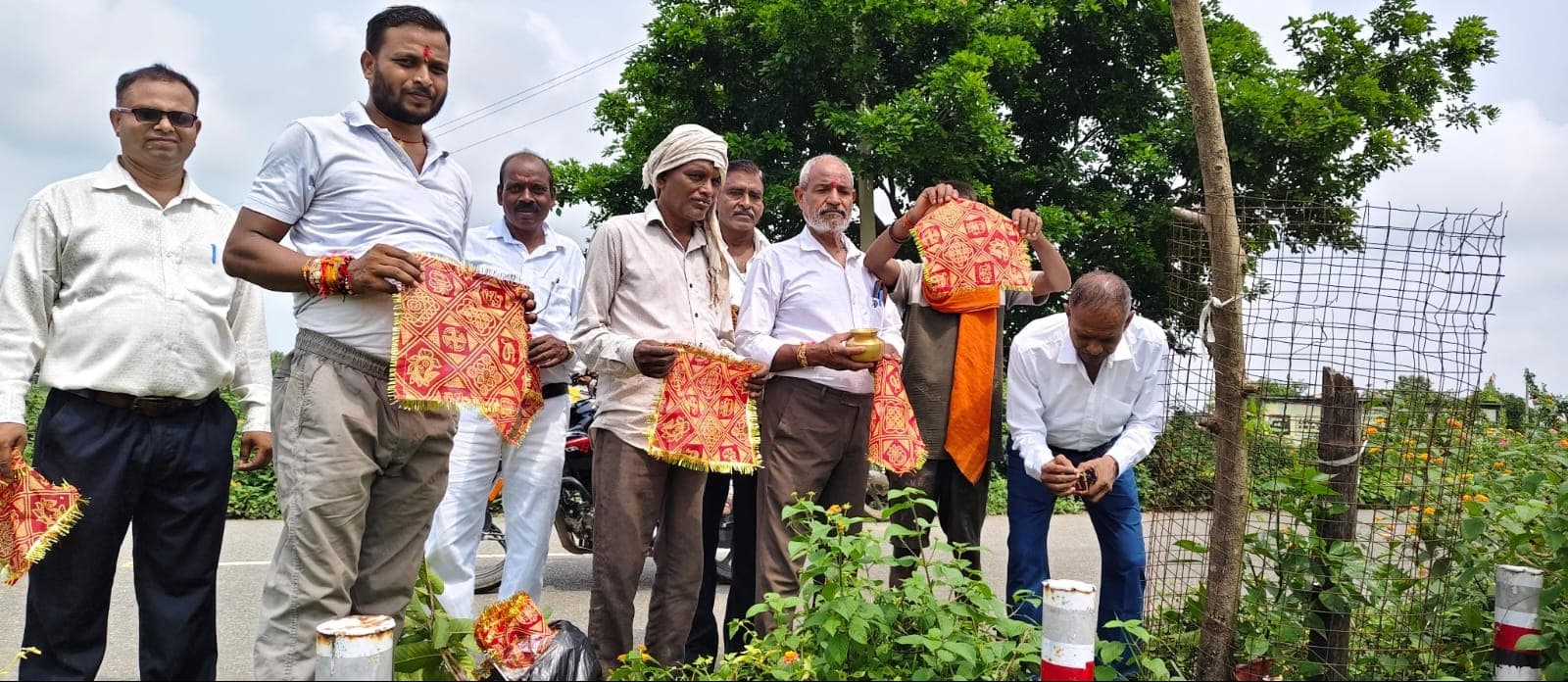 पेड़ों को चुनरी बांधकर मनाया रक्षाबंधन, पर्यावरण संरक्षण का लिया संकल्प
