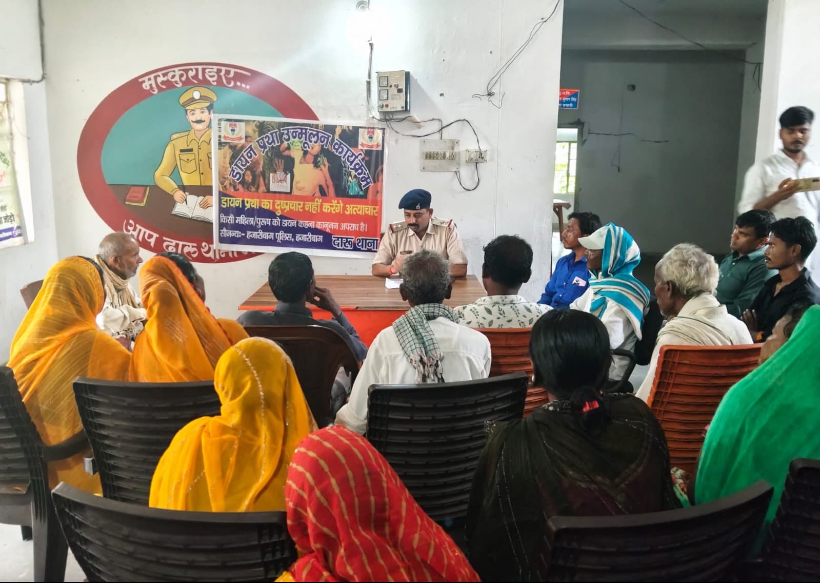 थाना परिसर में जागरूकता अभियान, महिलाओं को घरेलू हिंसा और साइबर अपराध से बचाव की दी जानकारी
