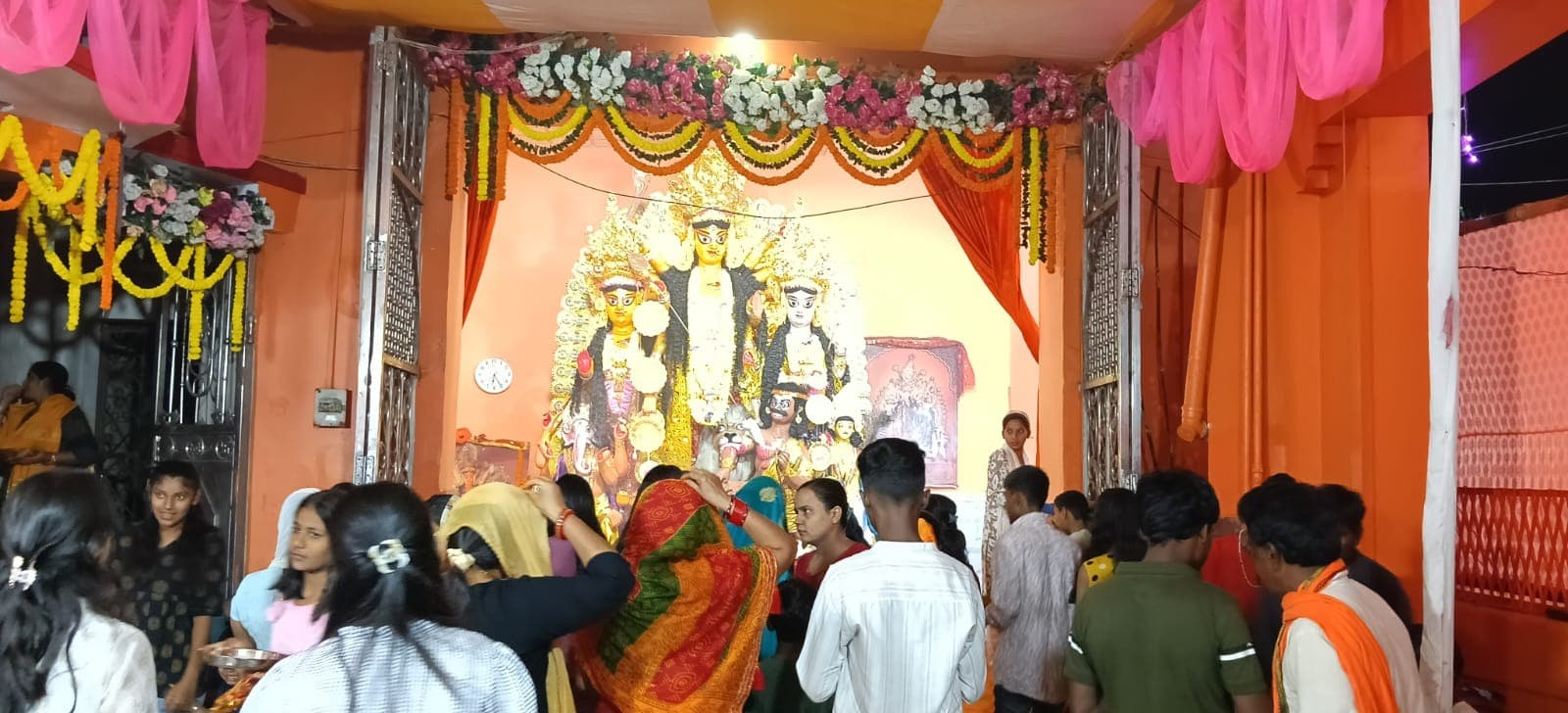 प्राचीन शिव मंदिर में मां का पट खुलते ही उमड़ी भीड़