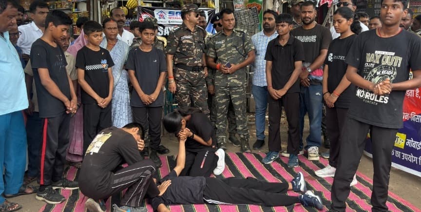 बरही चौक पर गूंजा नशामुक्ति का संदेश: श्रीदस इंटरनेशनल स्कूल के बच्चों ने नुक्कड़ नाटक से लोगों को किया जागरूक, एसडीपीओ राधा प्रेम किशोर रहीं मौजूद