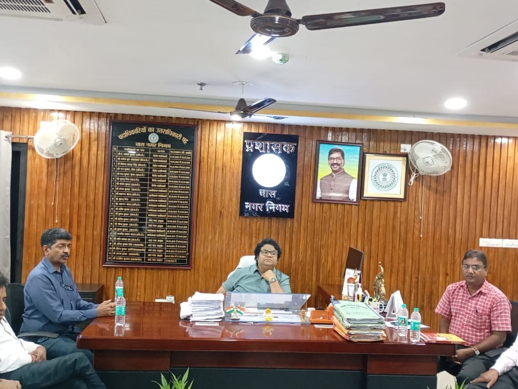 नागरिक समस्याओं के समाधान को लेकर बोकारो चैंबर ने नगर आयुक्त को सौंपा ज्ञापन