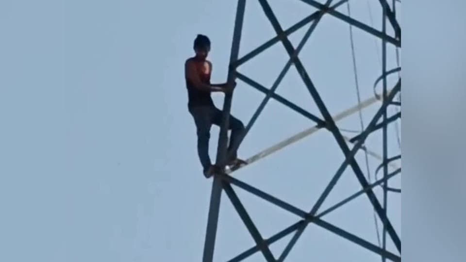 शादी की जिद में मोबाइल टावर पर चढ़ा युवक, घंटों चला ‘शोले’ स्टाइल हाई-वोल्टेज ड्रामा