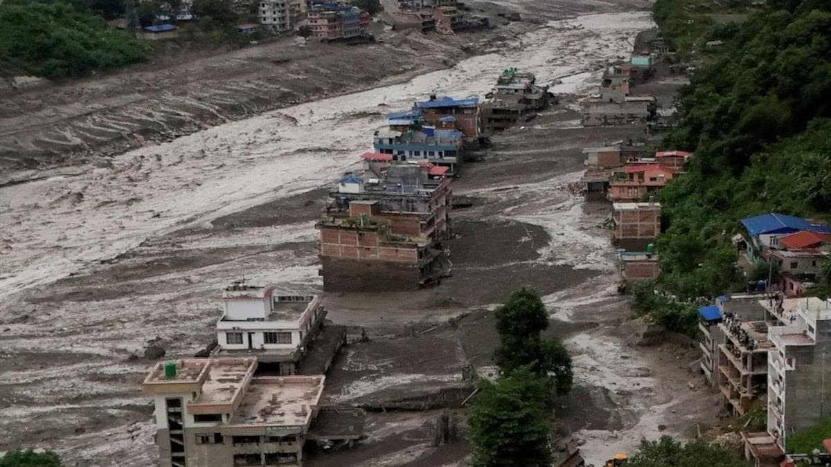 नेपाल में फ्लैश फ्लड की भयावहता, किसी ने खोया पूरा परिवार तो कोई तस्वीर लेकर भाई को ढूंढता रहा