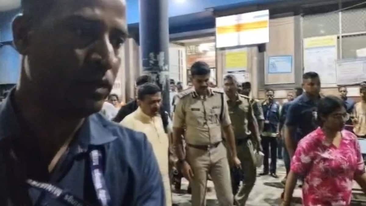 कोलकाता दुर्गा पूजा पंडाल में भगदड़, 17 लोगों की मौत
