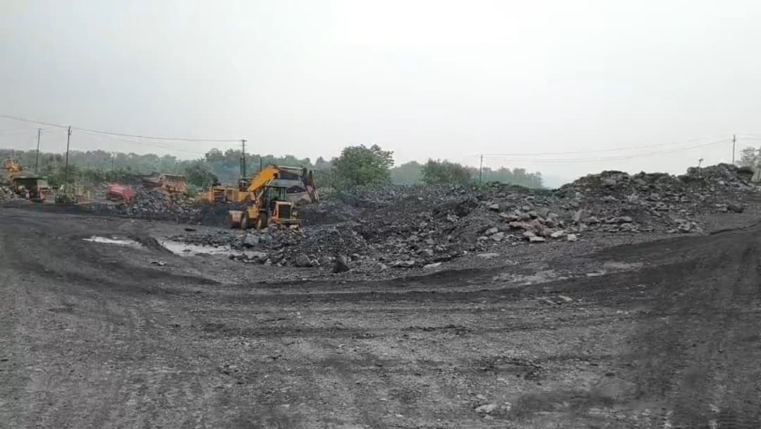बरमुरी ओसीपी में मजदूरों का अनिश्चितकालीन धरना जारी, विधायक अरुप चटर्जी ने दिया समर्थन