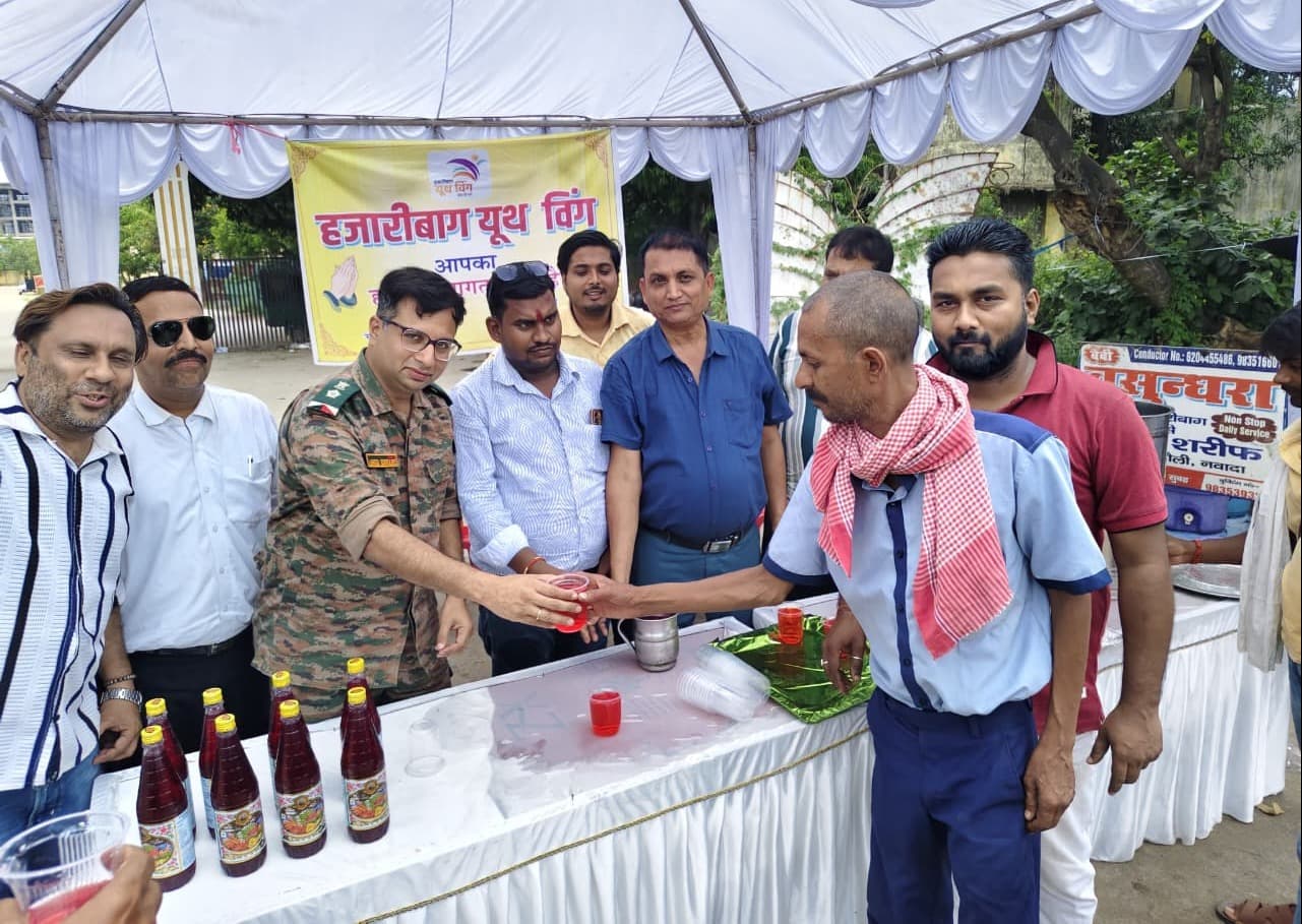 निर्जला एकादशी पर हजारीबाग यूथ विंग का सेवा महाअभियान, 6000 से अधिक लोगों को पिलाया शरबत