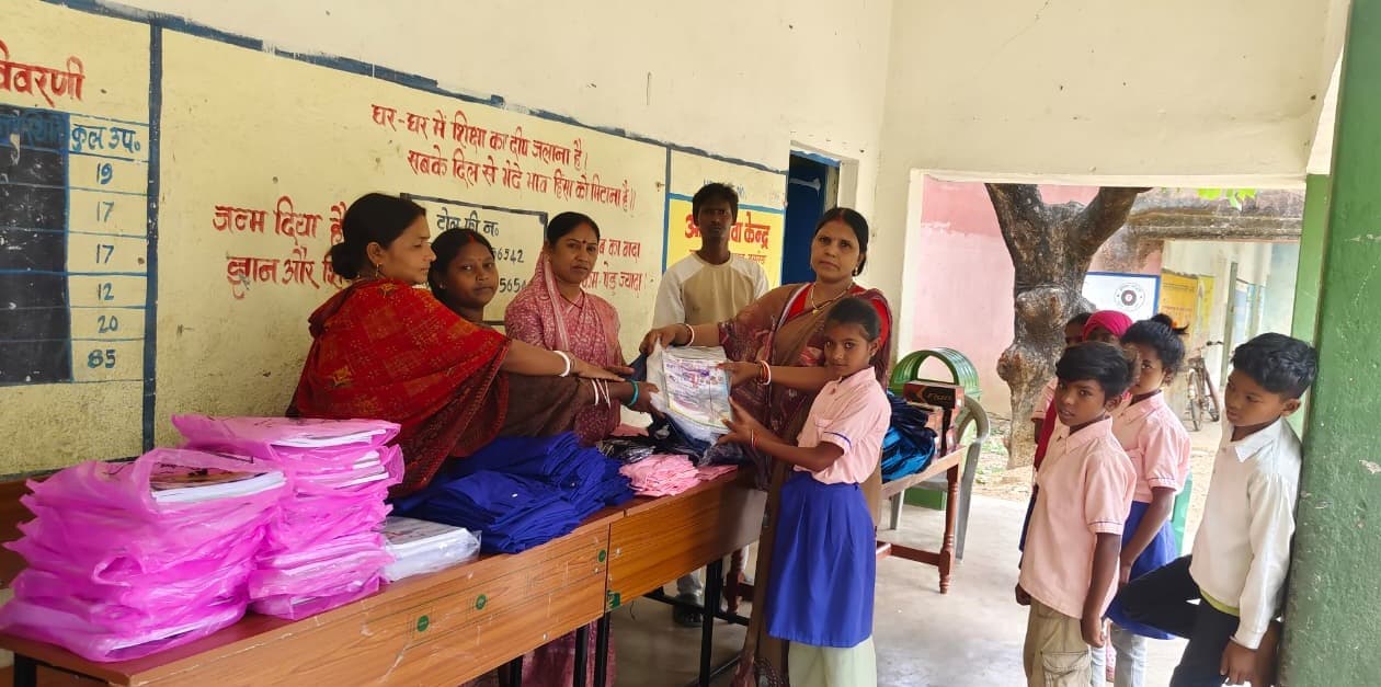 उत्क्रमित प्राथमिक विद्यालय कठम्बा में ड्रेस वितरण कार्यक्रम, बच्चों में खुशी