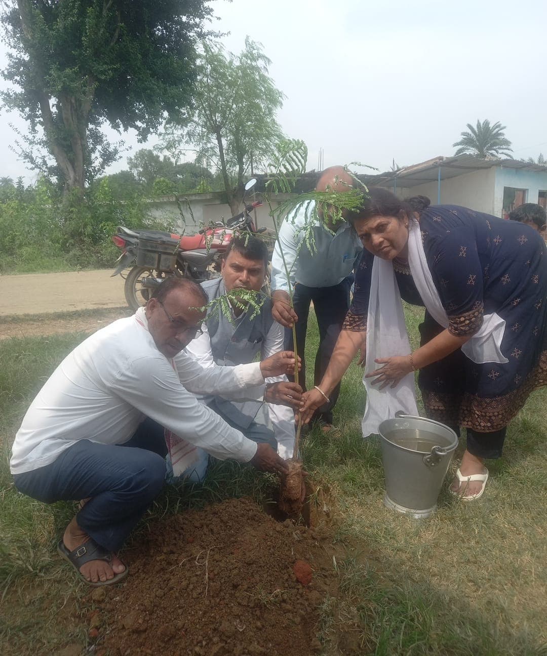 विद्यालयों की सुरक्षा व्यवस्था पर सांसद प्रतिनिधि की नजर, चहारदीवारी निर्माण की मांग हुई तेज