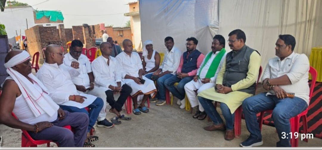 प्रखंड अध्यक्ष लालमोहन रविदास के श्रद्धांजलि सभा में पूर्व मंत्री जयप्रकाश भाई पटेल हुए शामिल