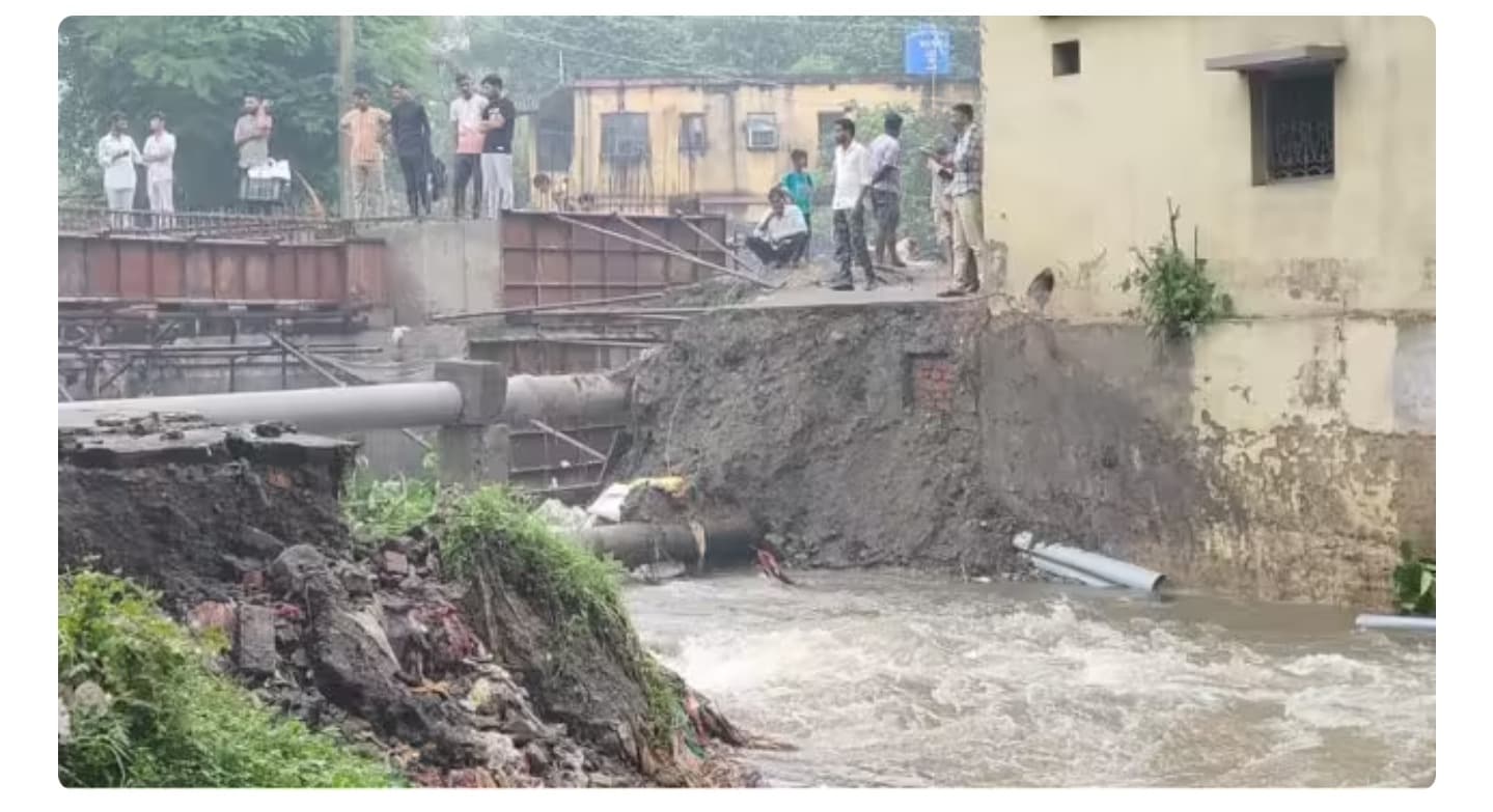 धनबाद में भारी बारिश का कहर: झिलिया पुल का डायवर्सन बहा, आवागमन पूरी तरह ठप