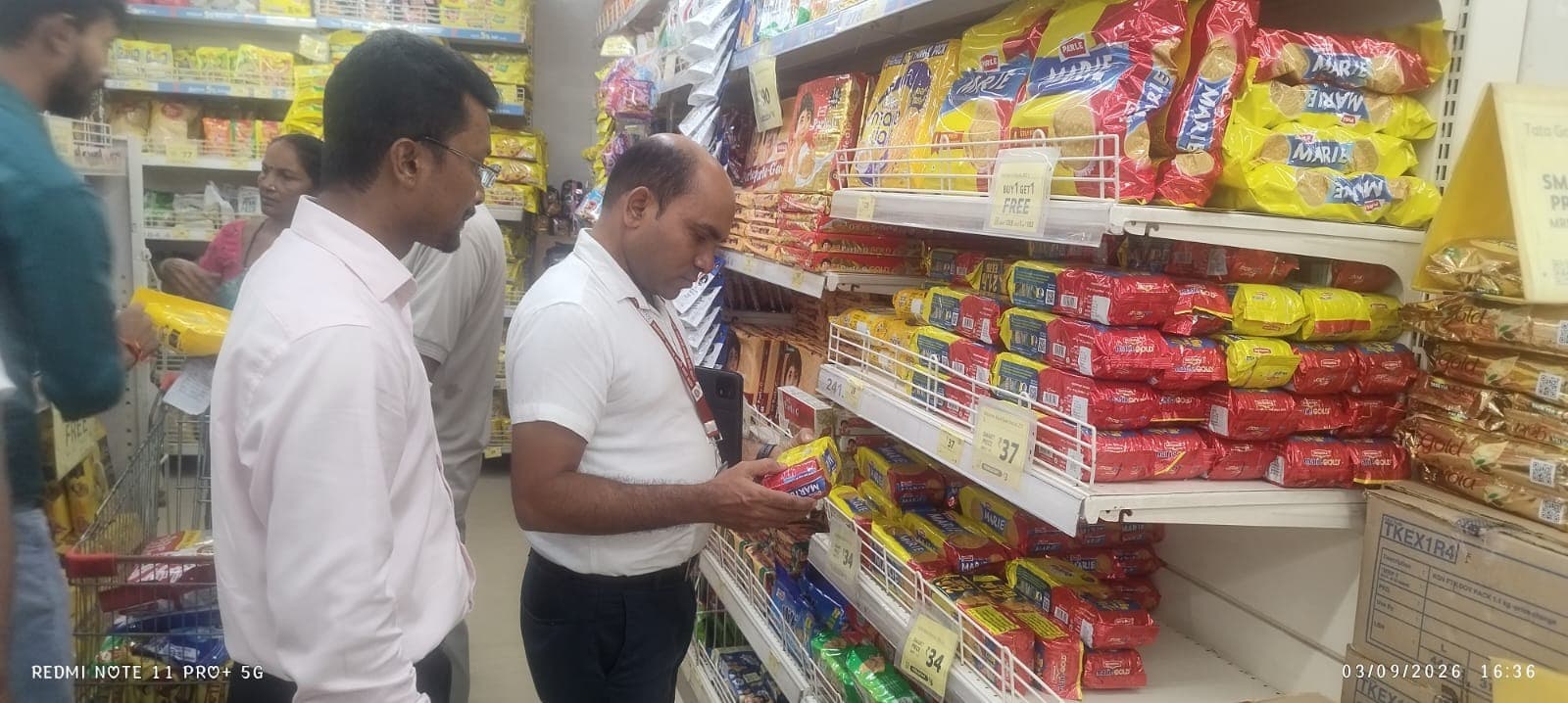 रामगढ़ में खाद्य सुरक्षा विभाग का छापा, फैमिली मार्ट में मिलीं 10 हजार एक्सपायर्ड कोल्ड ड्रिंक
