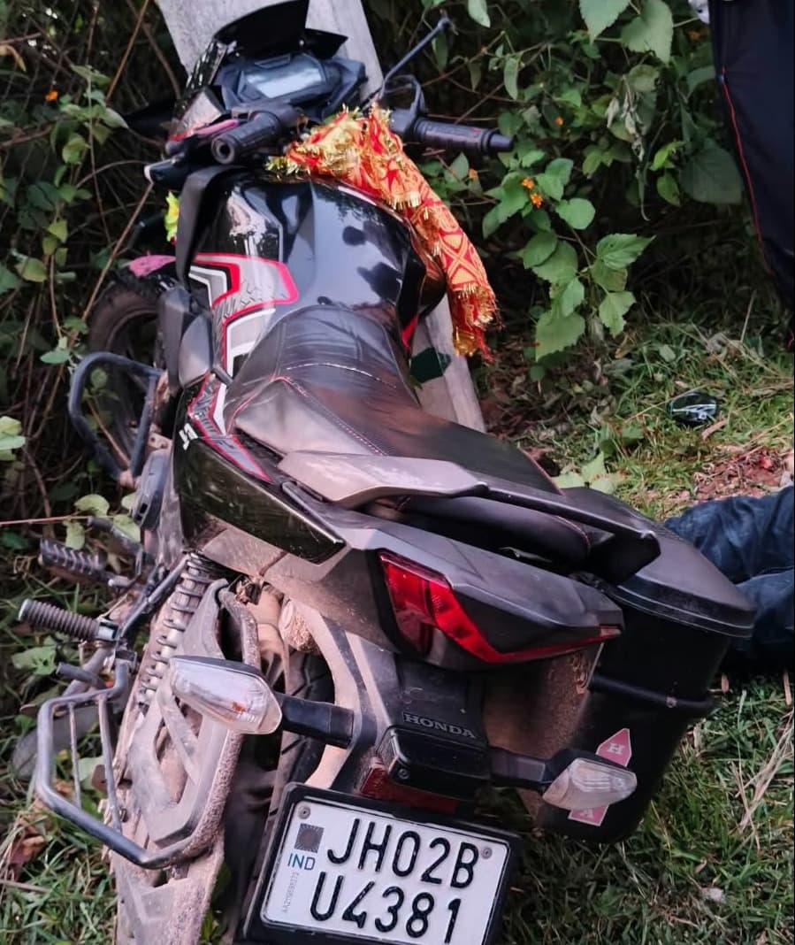विष्णुगढ़: कोनार डैम से लौट रहे 17 वर्षीय किशोर की बाइक हादसे में मौत, लोहे के खंभे से टकराई गाड़ी