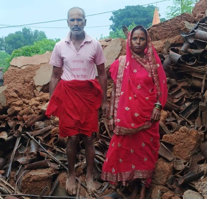 खपरेल मकान गिरने से परिवार के सामने आवास का संकट