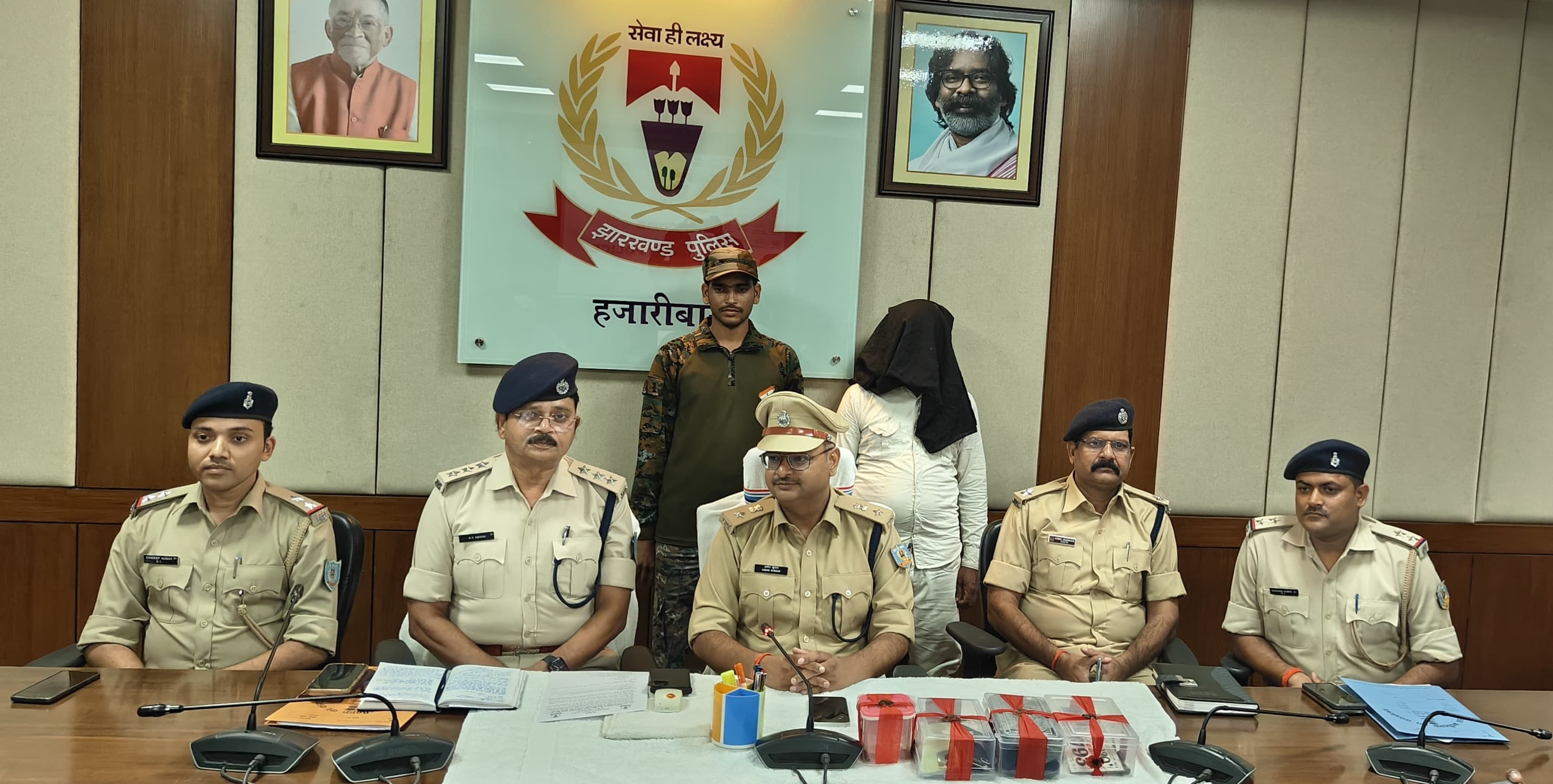 रिटायर्ड शिक्षक पर फायरिंग मामले में 24 घंटे में आरोपी गिरफ्तार, लोडेड पिस्टल समेत हथियार बरामद