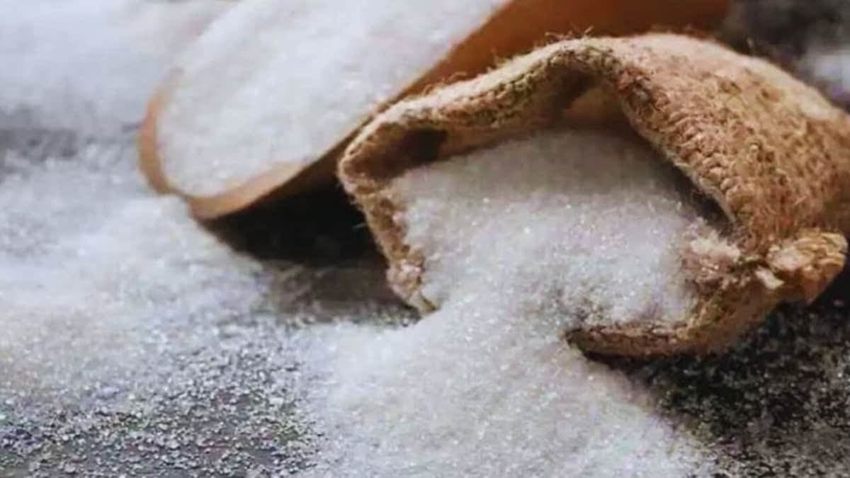 चीनी की जमाखोरी पर सरकार का बड़ा एक्शन, आयातित कच्ची चीनी को 2 महीने में बेचना होगा