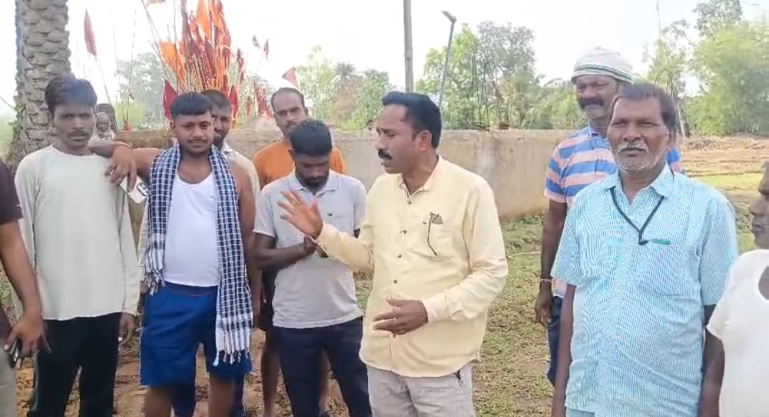 विजैया में ग्रामीणों ने दिखाई एकता: 50 साल से लंबित देवी मंडप का रास्ता खुद बनाया