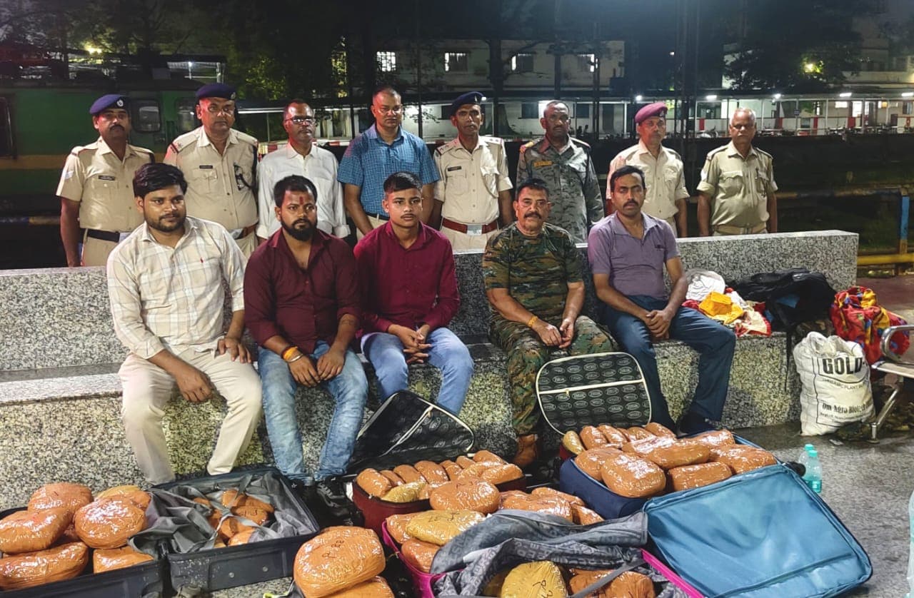 टाटा-जम्मूतवी एक्सप्रेस में 88 किलो गांजा जब्त, तीन तस्कर गिरफ्तार