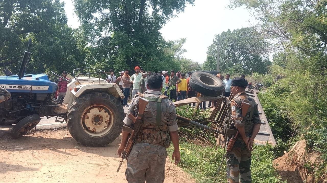 बालू लदे ट्रैक्टर के पलटने से नाबालिग चालक की मौत