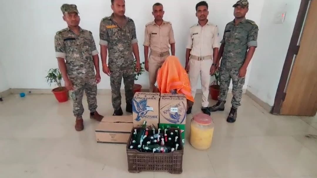 रजरप्पा-गोला में उत्पाद विभाग की छापेमारी, 74 लीटर अवैध शराब जब्त, दो गिरफ्तार