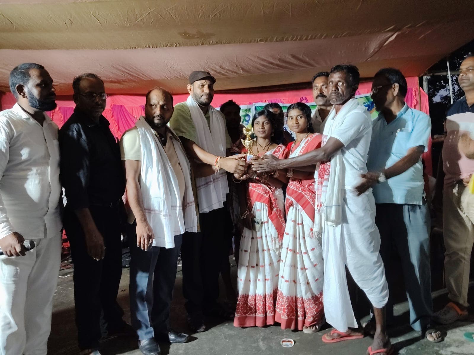 रक्षा सूत्र बांधकर पेड़ों की सुरक्षा का लिया संकल्प, 300 पौधे वितरित
