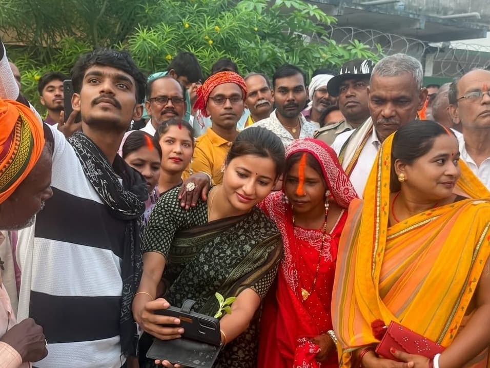 नयाटांड़ मंडा पूजा में पहुँचीं पूर्व विधायक अंबा प्रसाद, भोक्ताओं से की मुलाकात