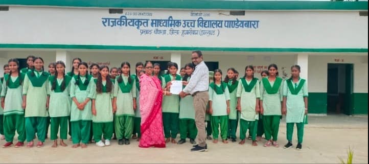 महिला शिक्षिका की मांग को लेकर मुखिया ने सौंपा मांग पत्र