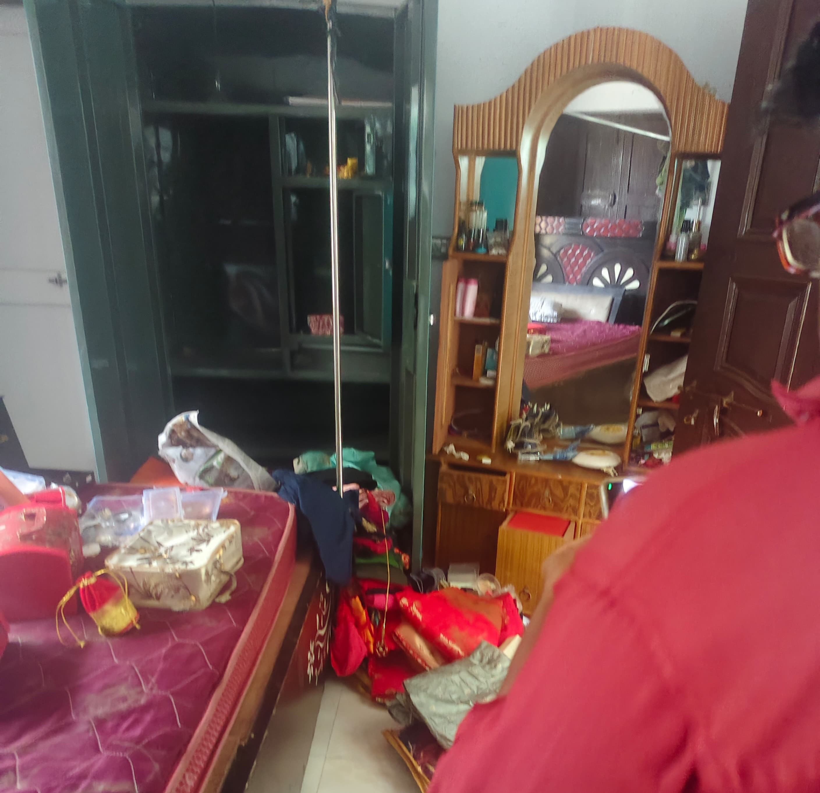 थाना से एक किलोमीटर दूर घर में लाखों की चोरी