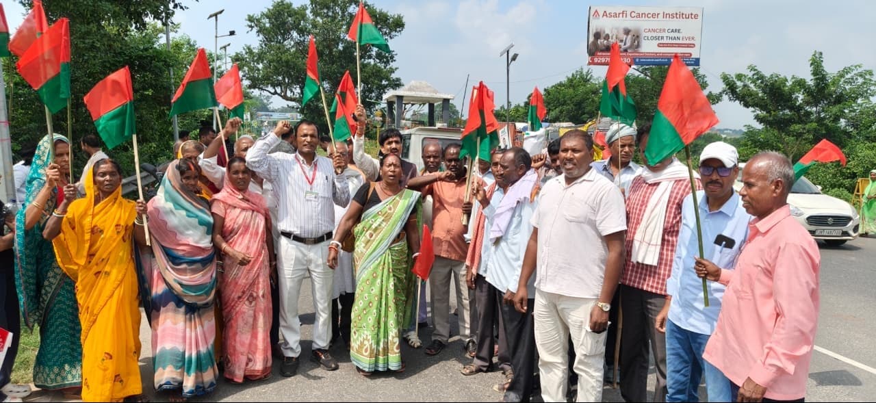 झारखंड बंद के समर्थन में पपरवाटांड़ में सड़क जाम, आंदोलनकारियों ने उठाई सात सूत्री मांग