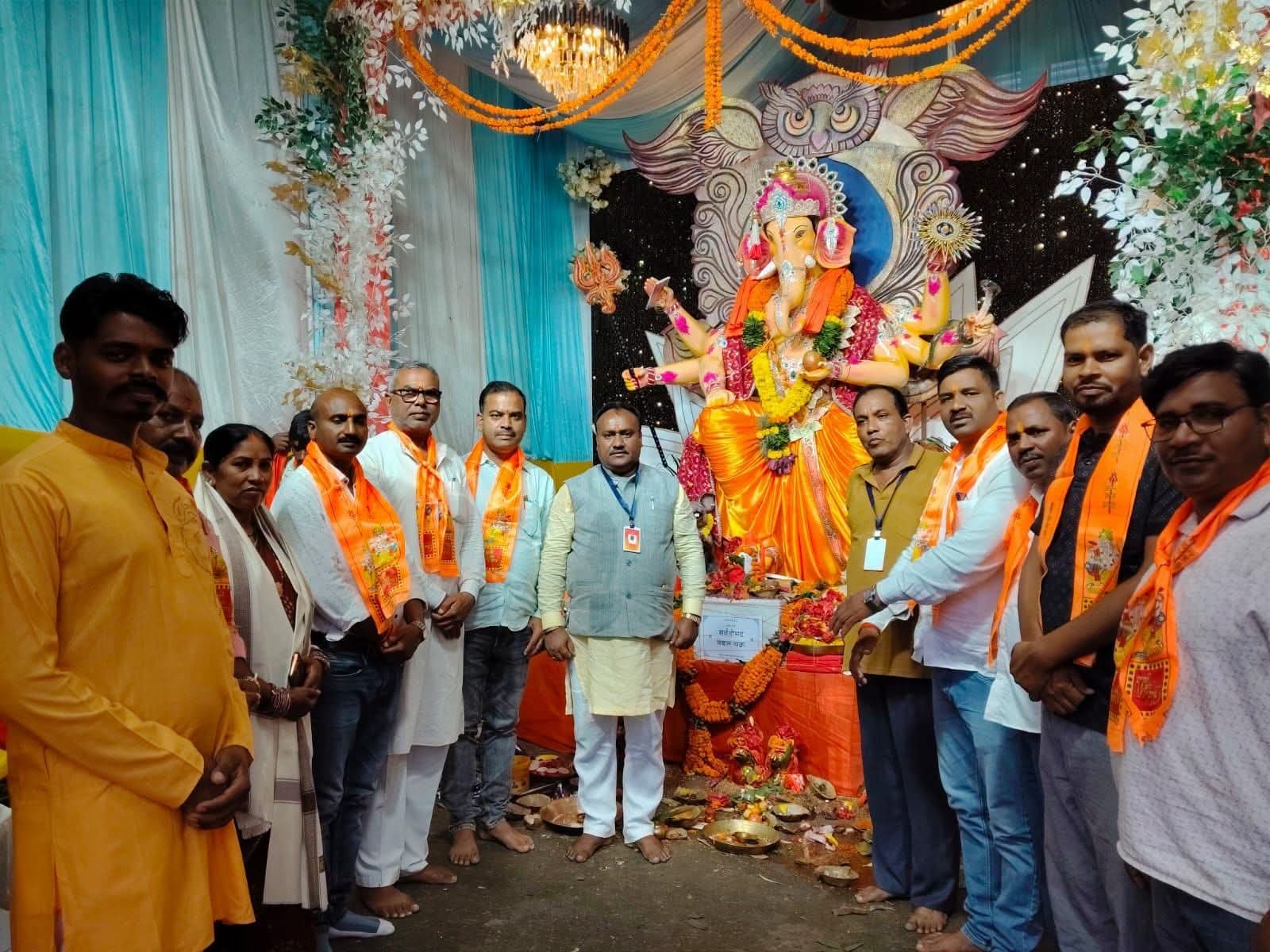 बसरिया में गणेश पूजा पंडाल पहुंचे सुनील साहू, गणपति का किया दर्शन
