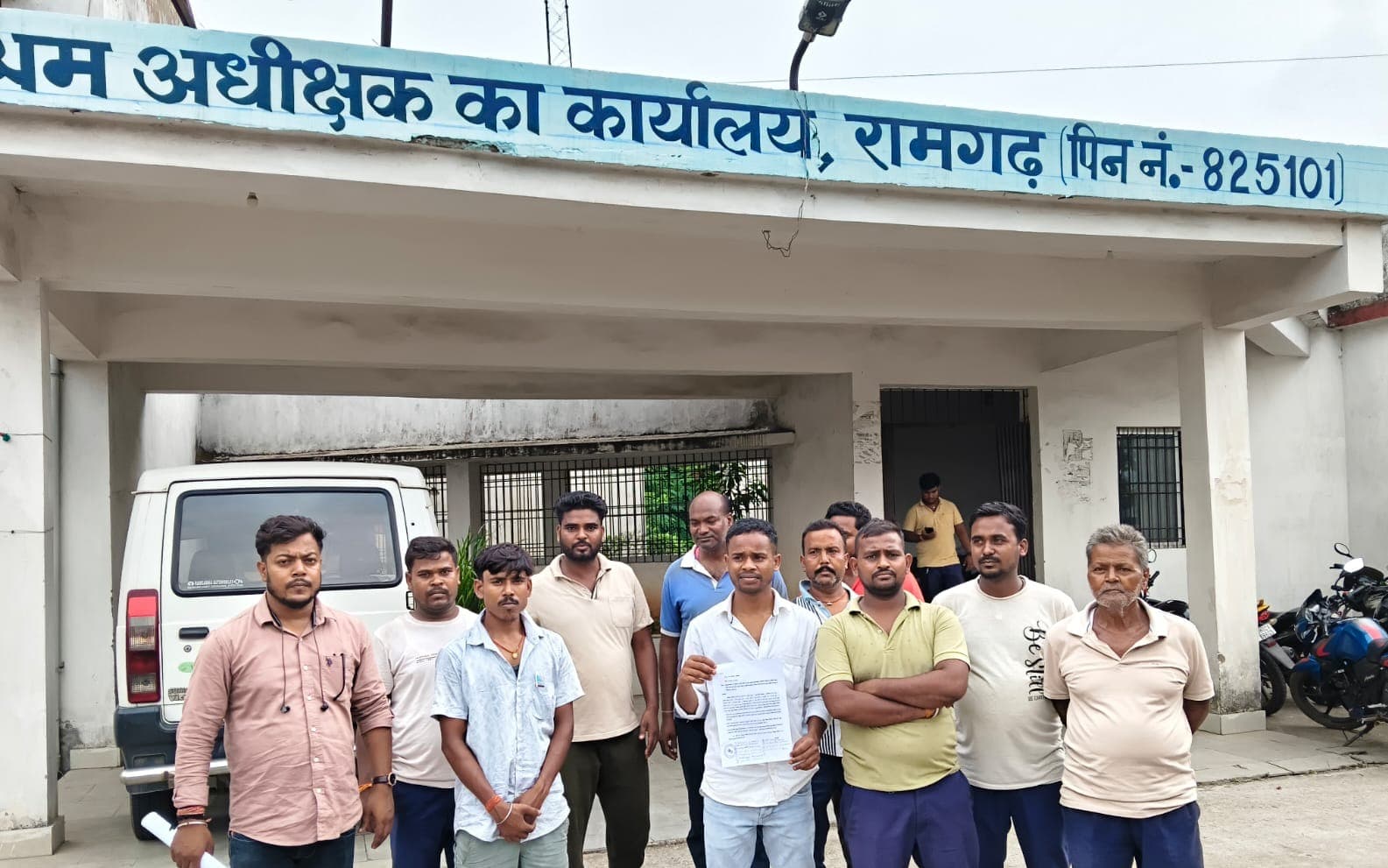 राजहंस पेट्रोल पंप पर श्रमिकों ने लगाया आर्थिक शोषण का आरोप, उपायुक्त व श्रम अधीक्षक से की कार्रवाई की मांग