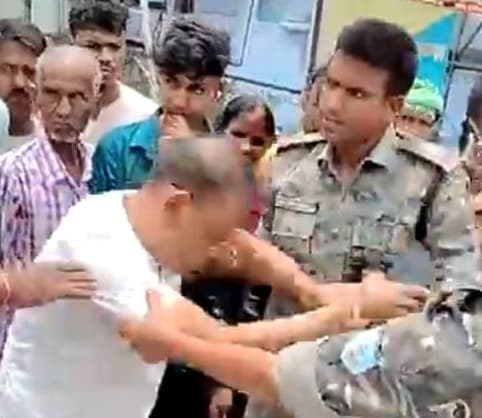 गिरिडीह में भूमि विवाद: धरना देकर विरोध जताया, मामला बढ़ता गया