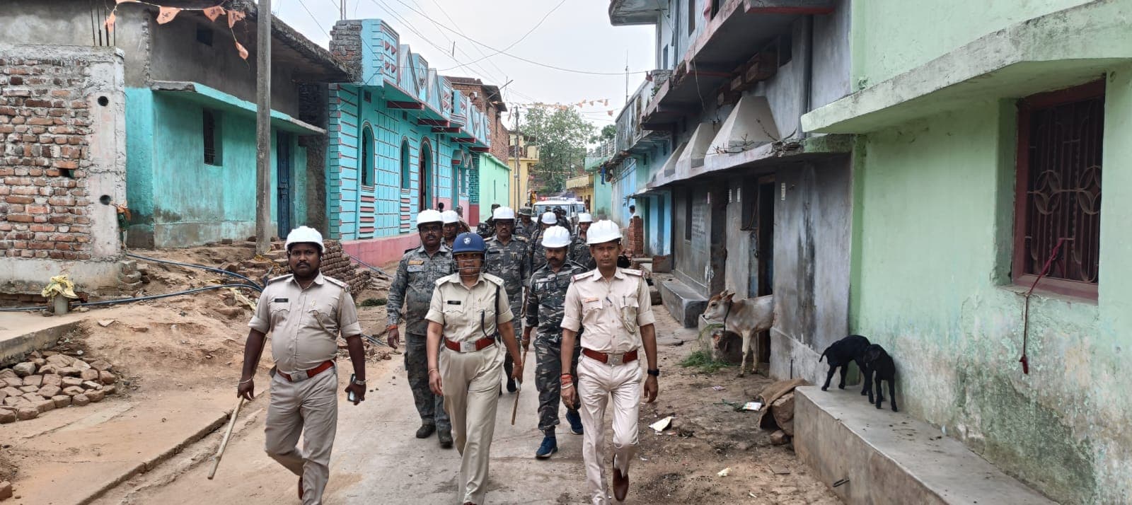 बकरीद को लेकर चरही, चुरचू व आंगो पुलिस ने निकाला फ्लैग मार्च