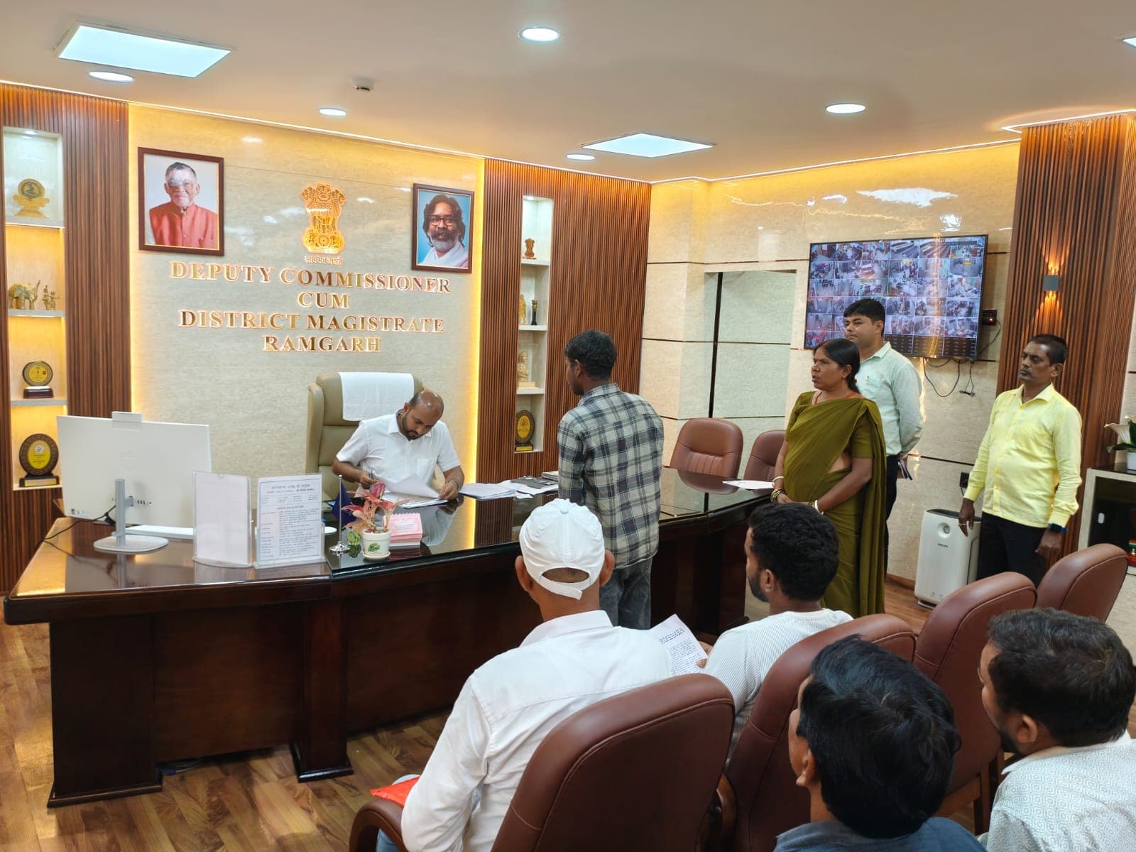 उपायुक्त ने जिला कल्याण कार्यालय के कार्यों की समीक्षा की, विशेष कैंप लगाकर योग्य लाभुकों को लाभ पहुंचाने के निर्देश