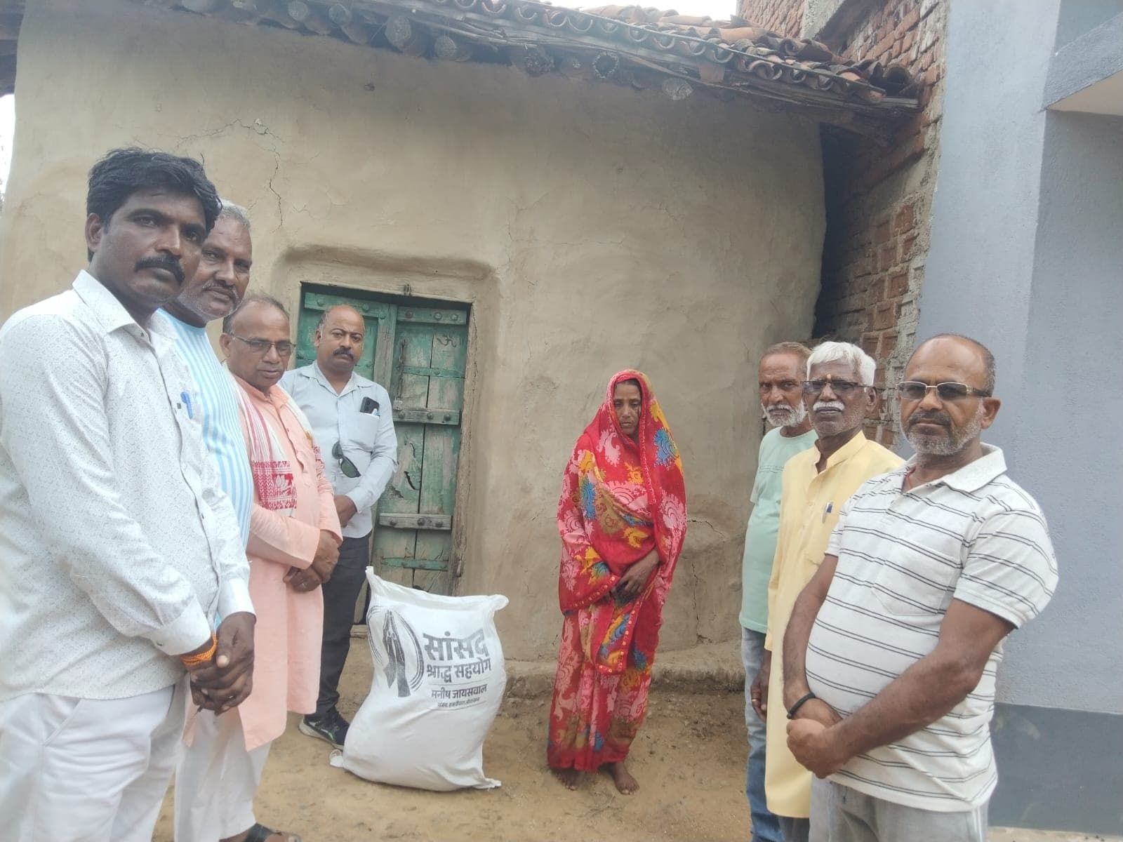 दुख की घड़ी में शोकाकुल परिवारों के साथ खड़े हुए सांसद, दो परिवारों को मिली श्राद्ध सहयोग सामग्री