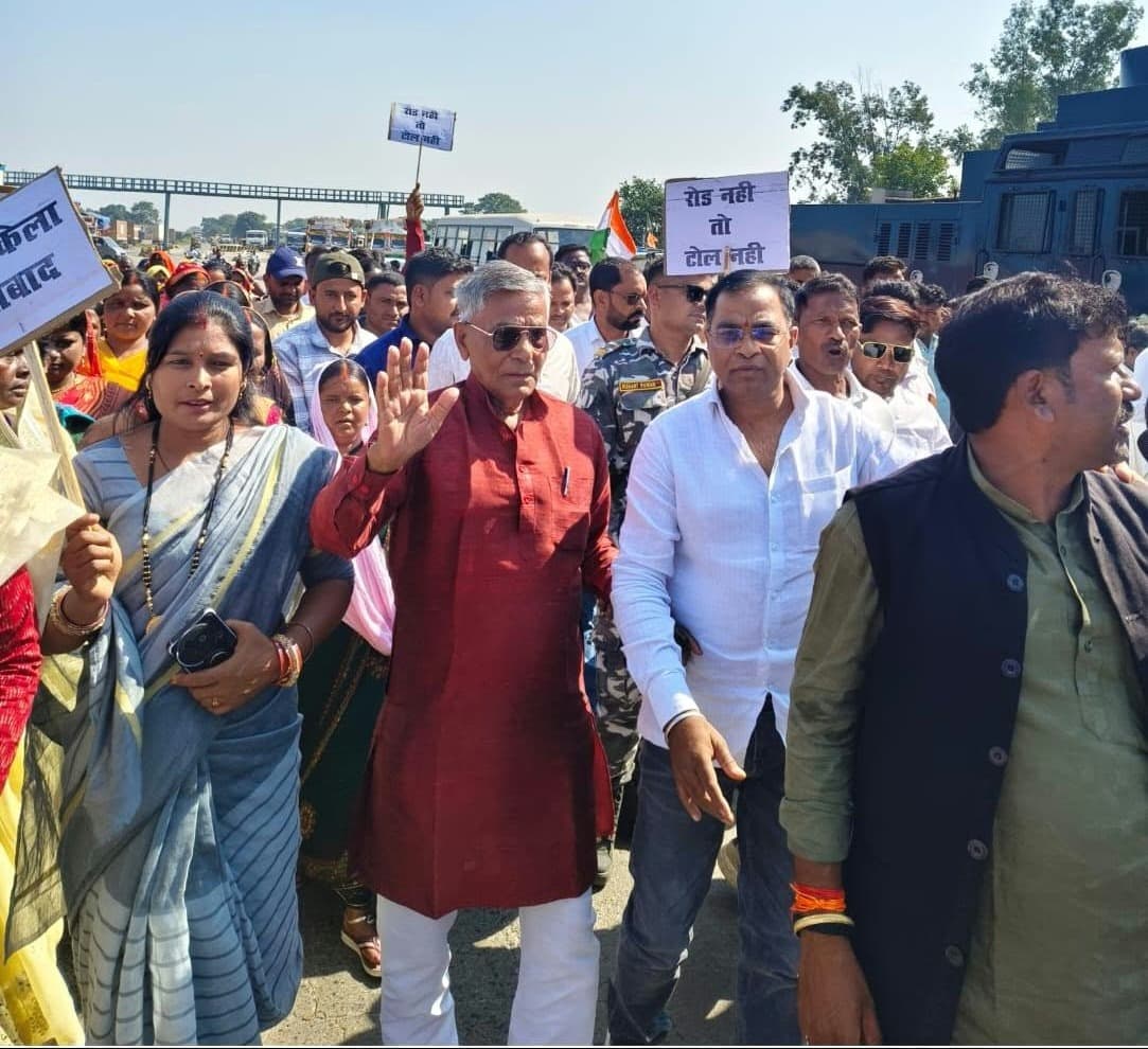 उमाशंकर अकेला के नेतृत्व में रसोइया धमना टोल प्लाजा पर गूंजा ‘रोड नहीं तो टोल नहीं’ का नारा