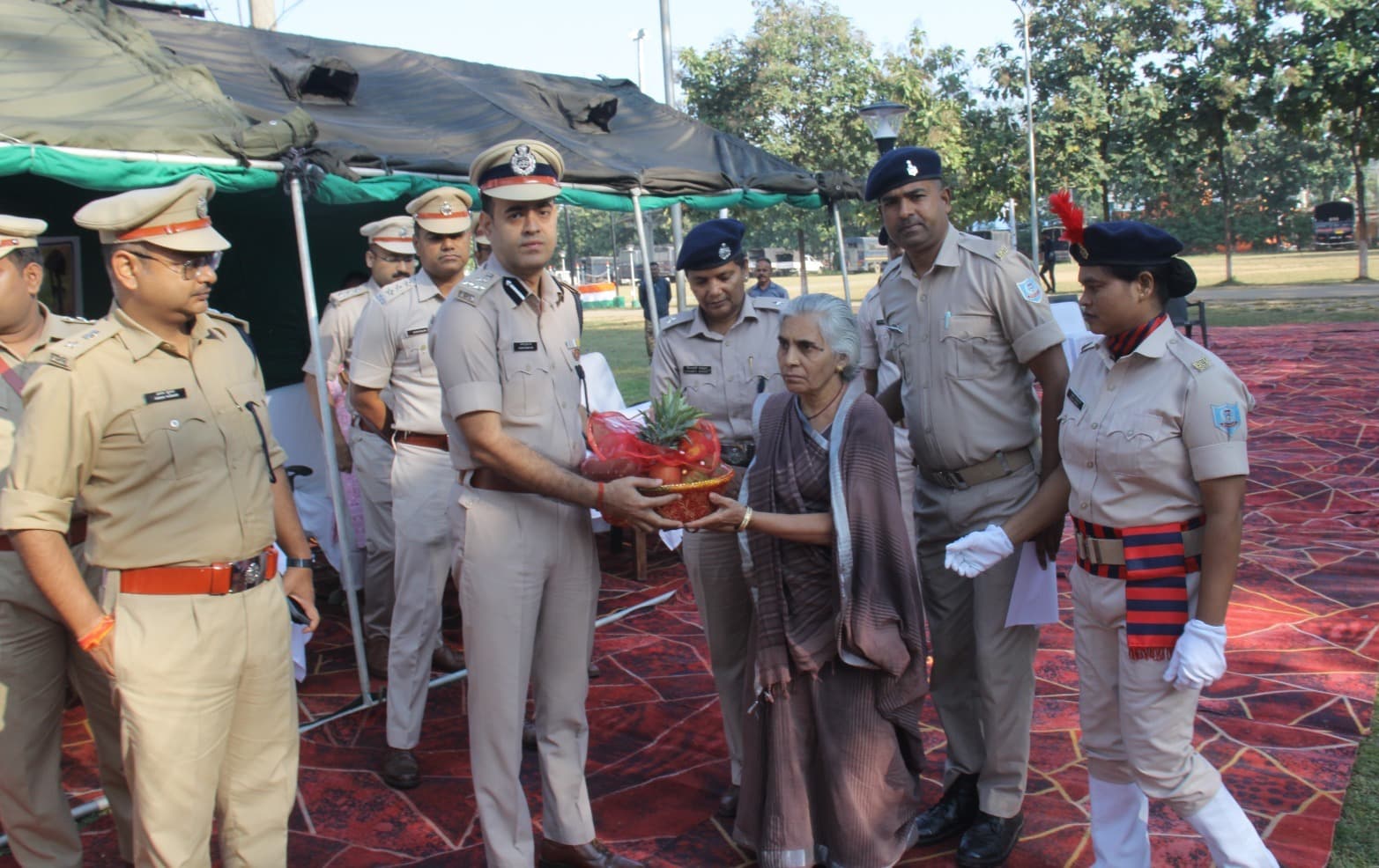 शहीद दिवस पर जवानों को श्रद्धांजलि, शहीदों के परिजनों को किया सम्मानित
