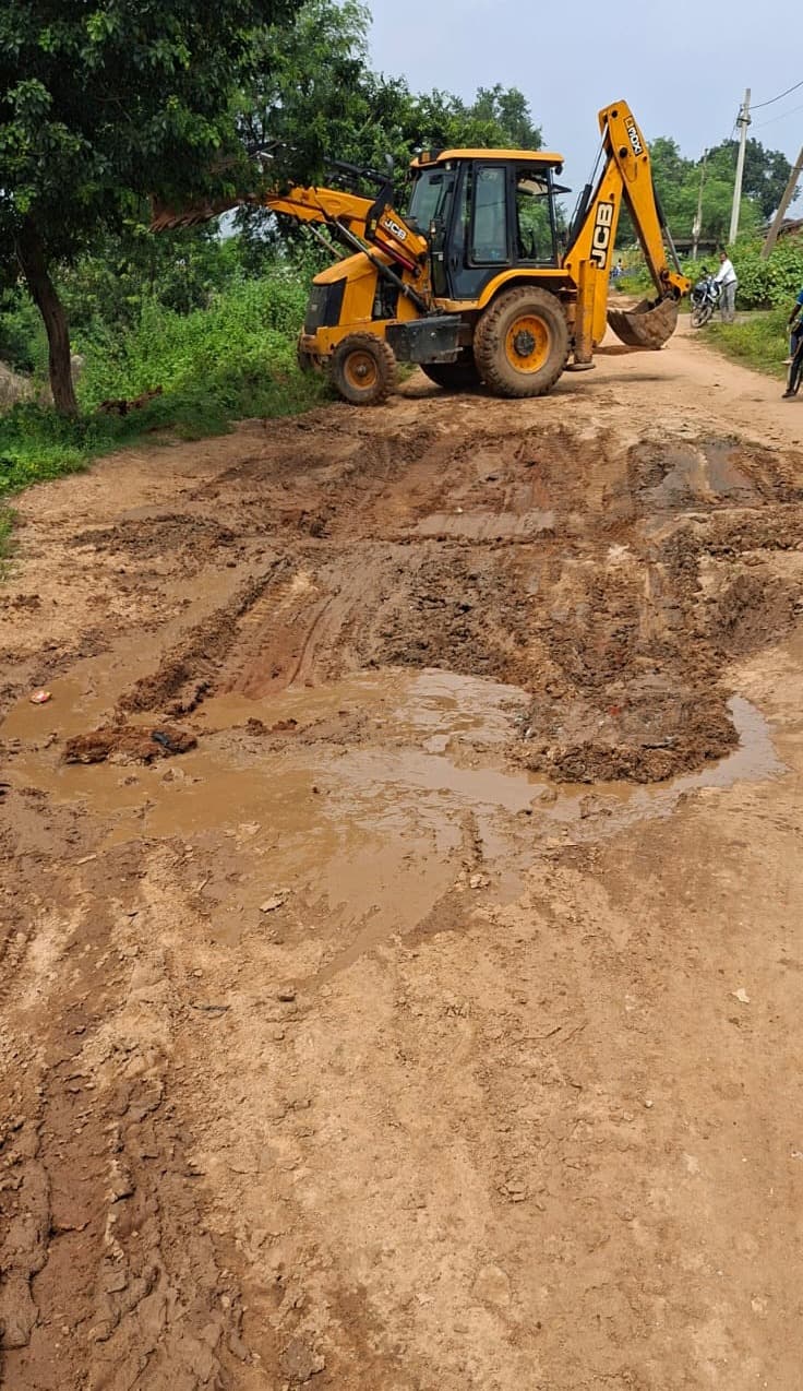 जर्जर सड़क से बढ़ी थी ग्रामीणों की परेशानी