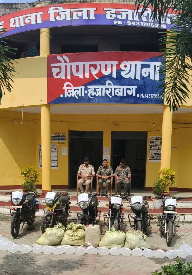 अम्बातरी मे पुलिस की कार्रवाई,छह चोरी की बाइक समेत 285 लीटर महुआ शराब जब्त