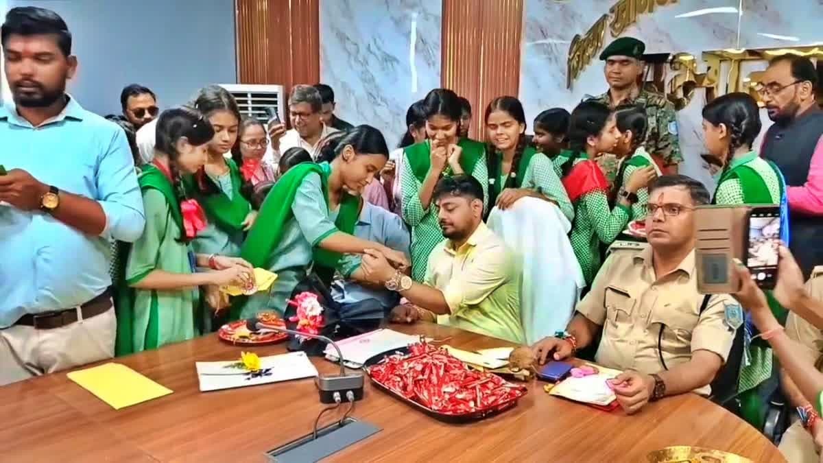 धनबाद में छात्राओं ने अधिकारियों को बांधी राखी, स्कूल की समस्याओं से कराया अवगत