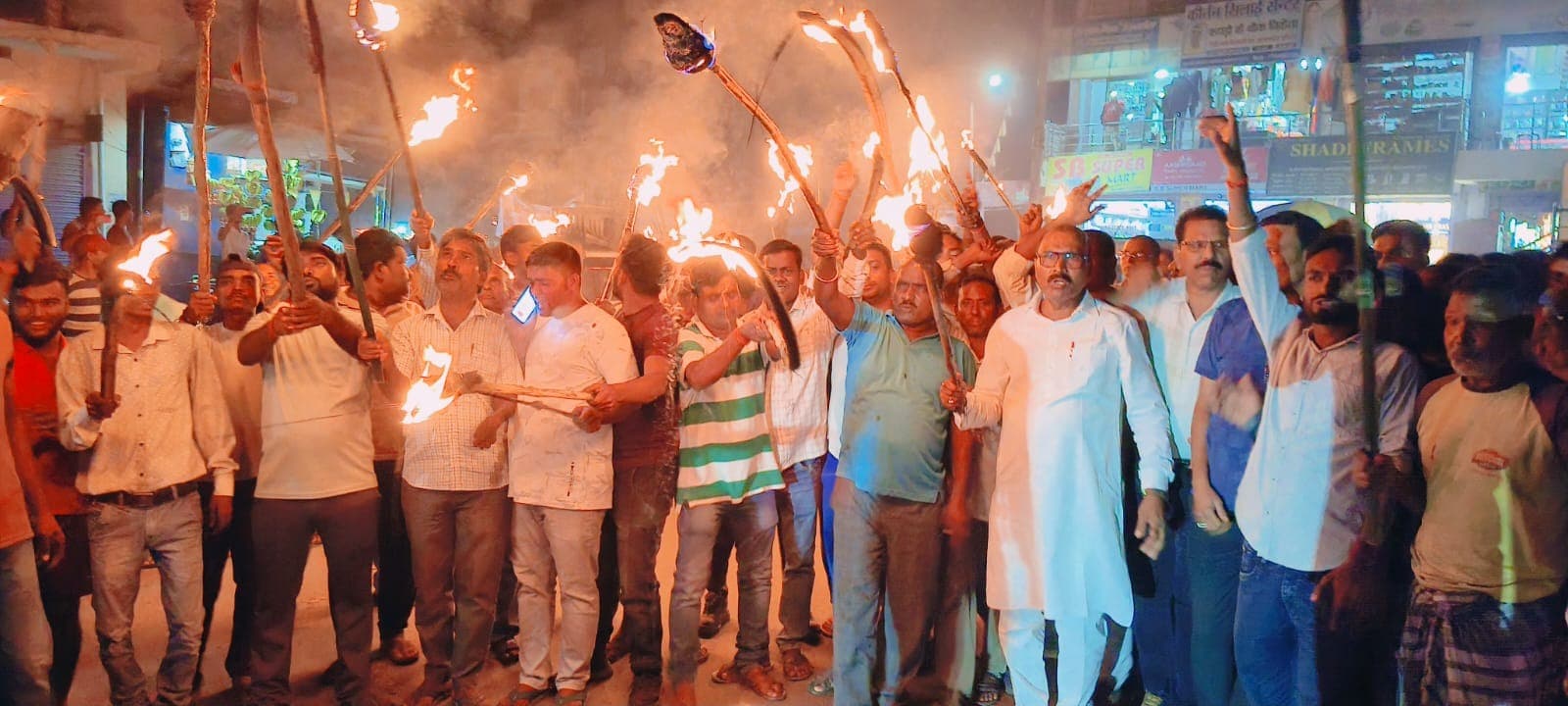 सीबी साउथ परियोजना के विरोध में ग्रामीणों ने निकाला मशाल जुलूस