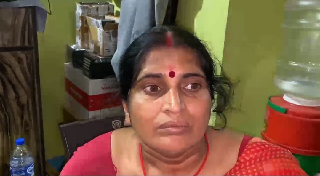 पुलिसकर्मी बनकर महिला से 3.5 लाख के जेवरात की ठगी