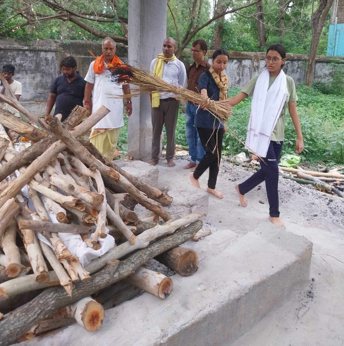  बेटियों ने दी मुखाग्नि; भावुक माहौल में हुई अंतिम विदाई